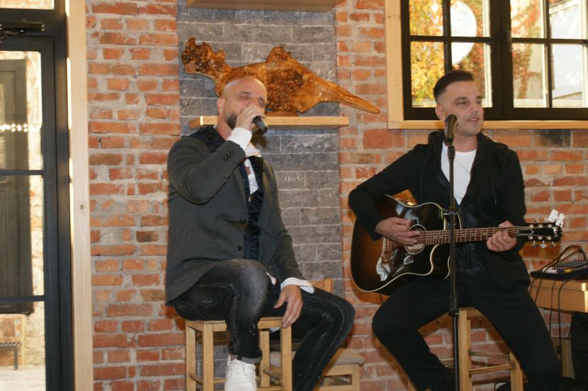 Boban Rajovic drzi mikrofon, Ivan Zak gitaru