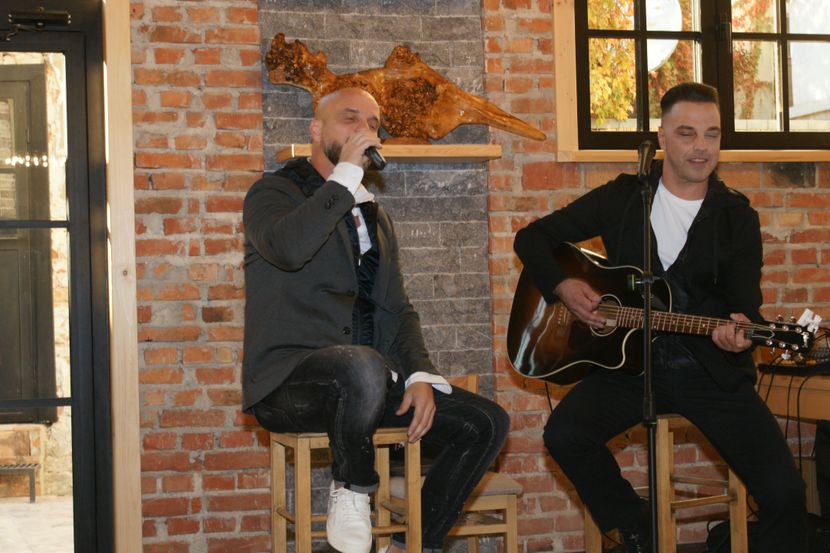 Boban Rajovic peva, Ivan Zak svira gitaru