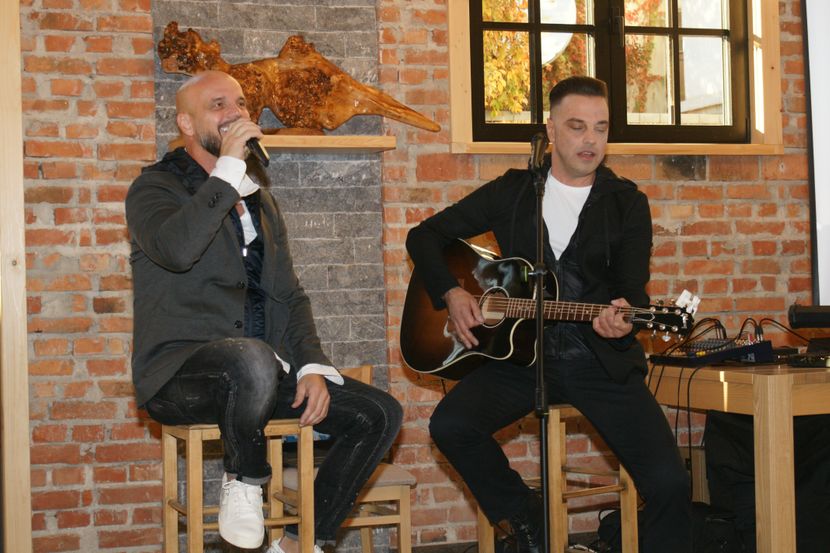 Ivan Zak svira gitaru, dok Boban Rajovic peva