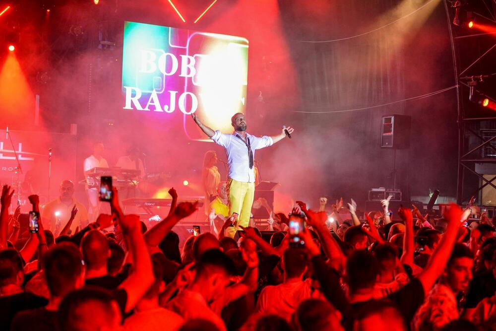 Boban Rajovic raserenih ruku ispred svoje publike